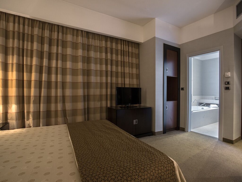 

Cagliari - Calderara di Reno - FlyOn Hotel & Conference Center