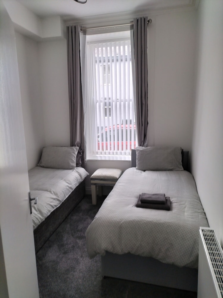 

Napoli - Ayr - Maze Rented Accommodation