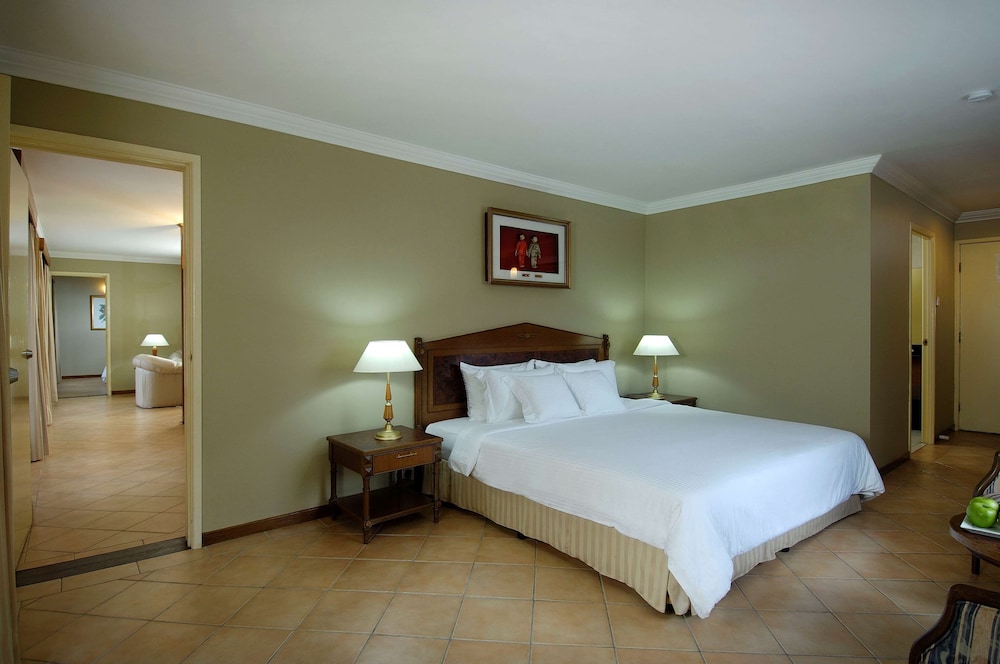 

Roma - Eden Island - Berjaya Beau Vallon Bay Resort & Casino
