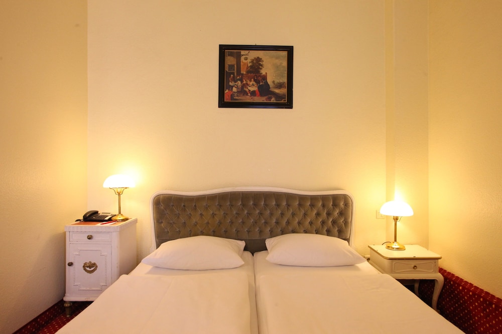 

Pisa - Berlin-Tegel - acom-Hotel Berlin Kurfürstendamm