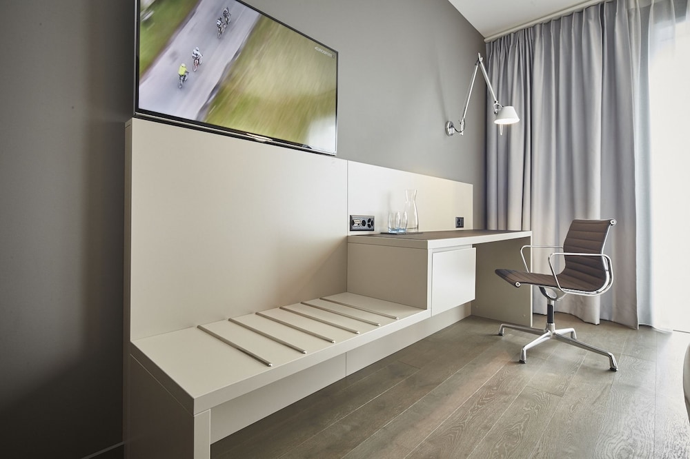 

Napoli - Montreux - Modern Times Hotel, Vevey, A Tribute Portfolio Hotel