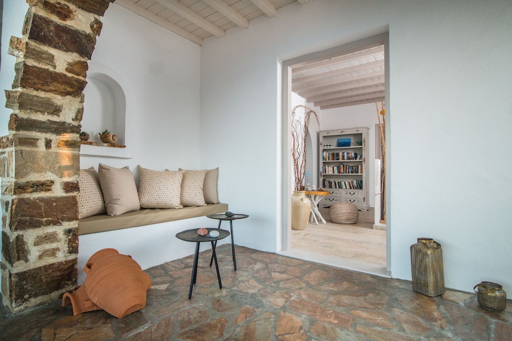 

Roma - Moutsoúna - Ostria Inn