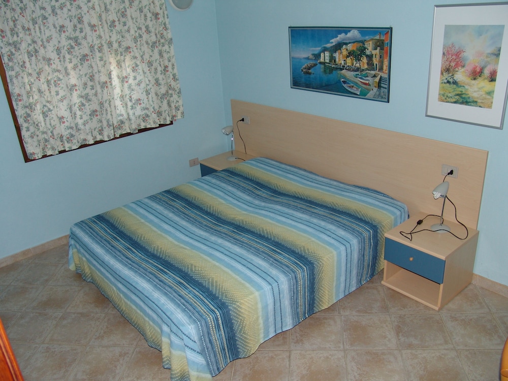 

Ancona - Sardegna Sud - Cagliari, Villasiumius, Costa Rei, Pula, Mare Italia - Le Residenze di Porto Corallo