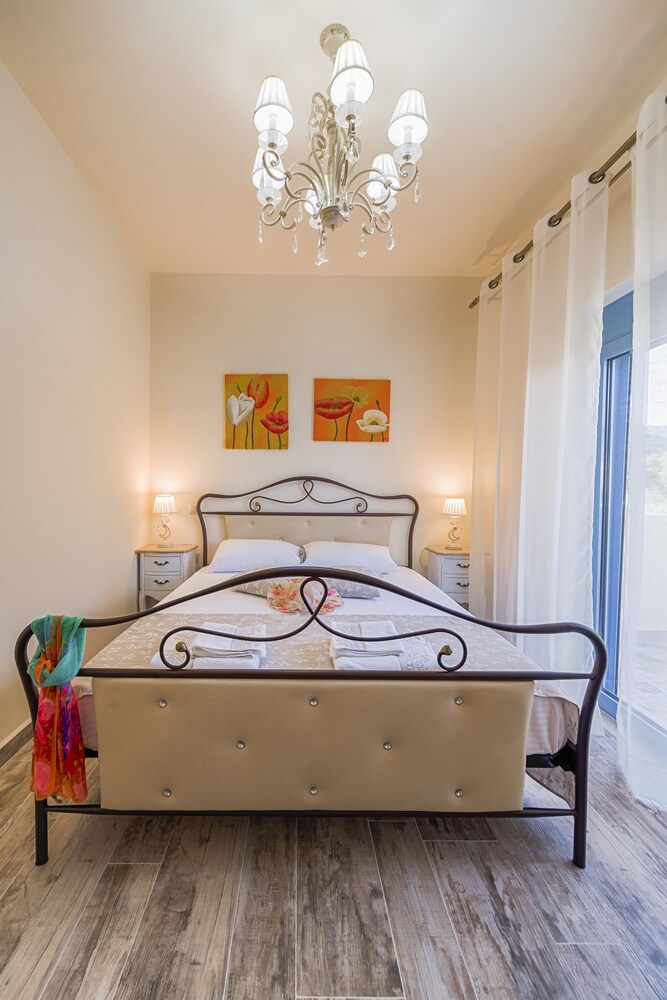 

Firenze - Pefkos - Lindos Luxury Retro Villas