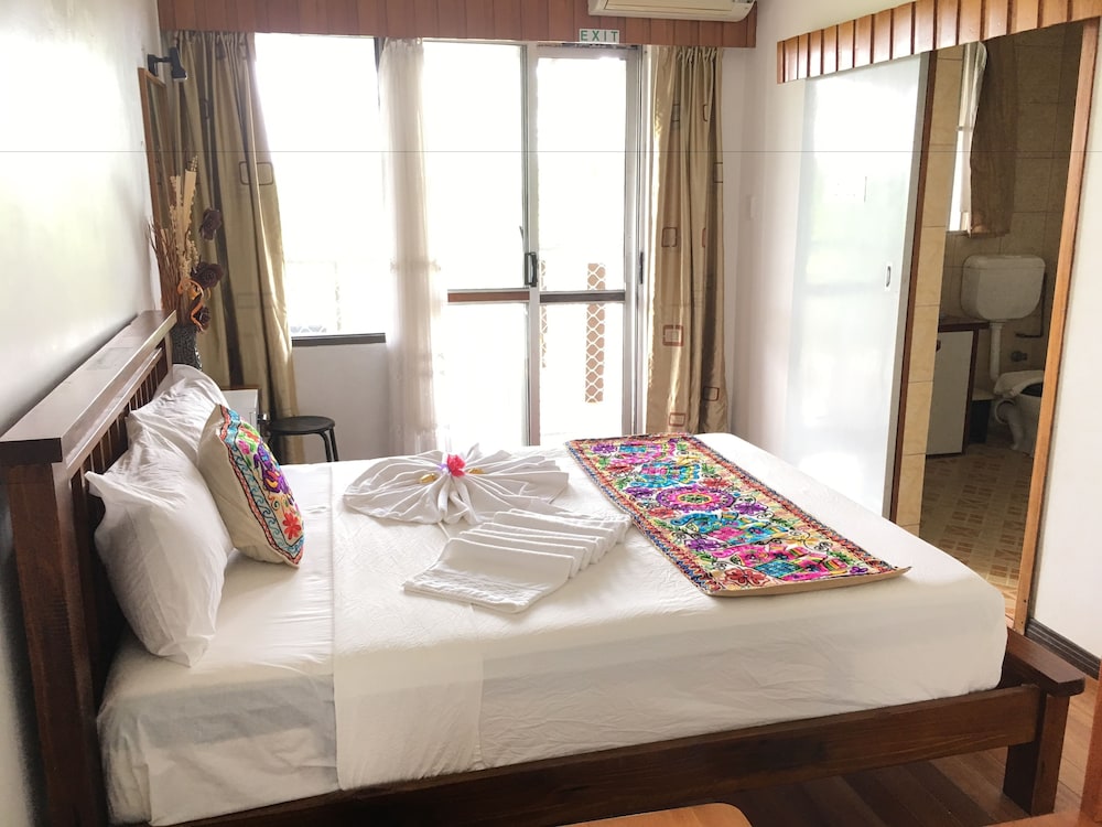 

Bologna - Suva - Tagimoucia House Hotel