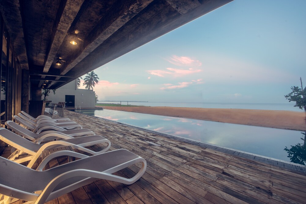 

Roma - Negombo - Pledge Scape