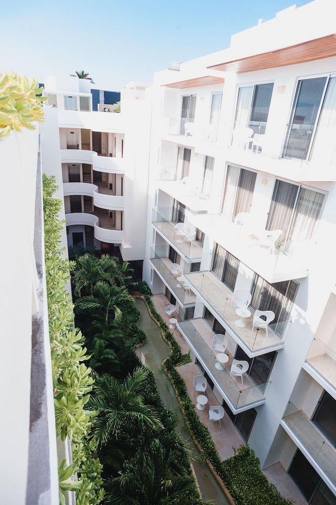 

Bologna - Playa del Carmen - Antera Hotel & Residences