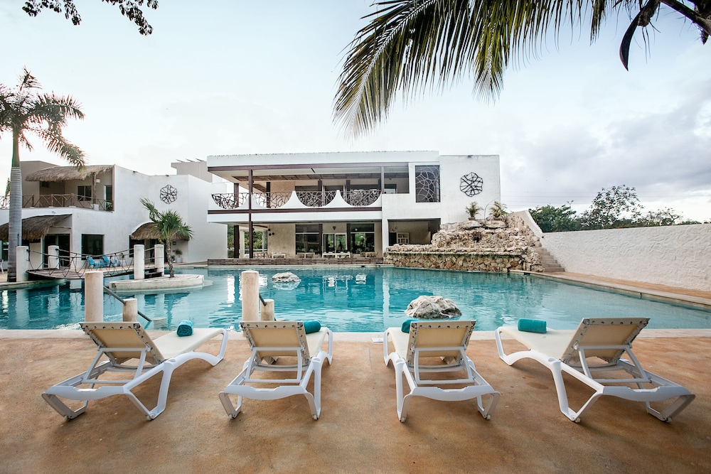 

Bologna - Xcaret - Casa Kaoba Hotel & Suites