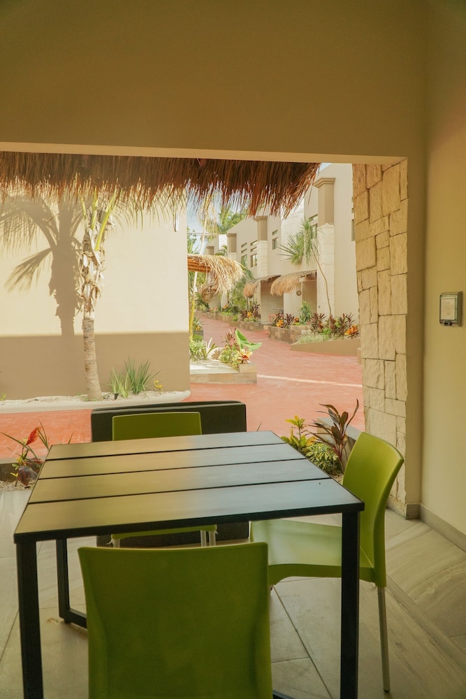 

Bologna - Xcaret - Casa Kaoba Hotel & Suites