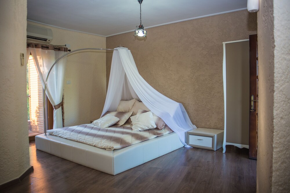 

Napoli - Ksamil - Hotel Livia