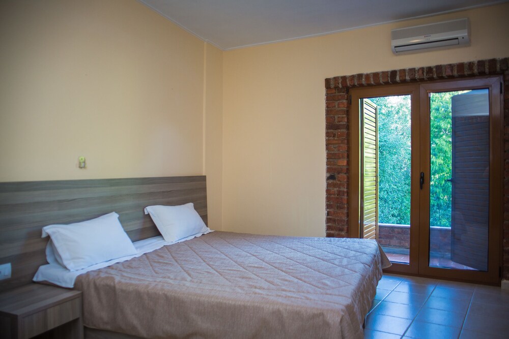 

Napoli - Ksamil - Hotel Livia