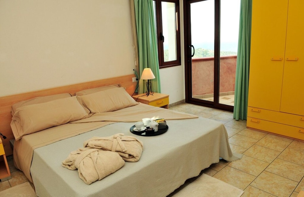 

Napoli - Tanaunella - Hotel Castello Budoni