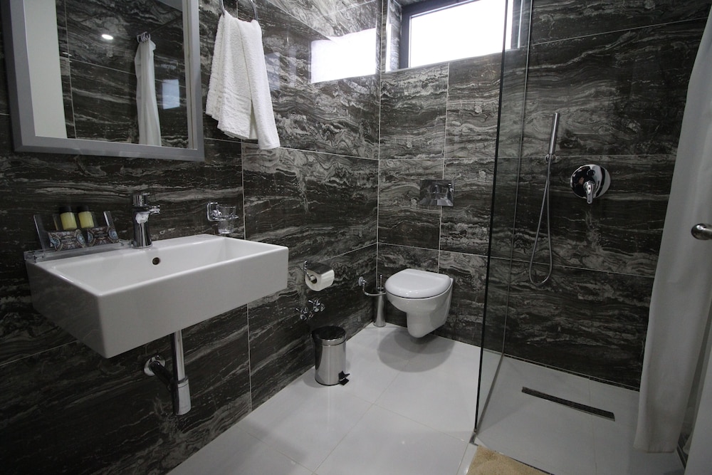 

Bologna - Sarandë - Julia Hotel