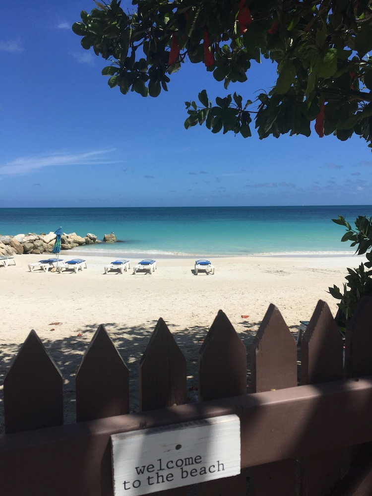 

Roma - St. John's - Buccaneer Beach Club