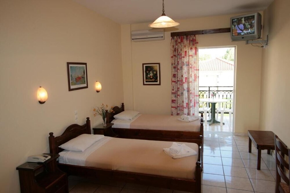 

Roma - Kalamaki, Zante - Village Inn Studios & Family Apartments