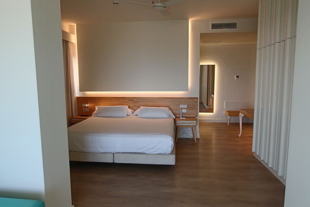 

Roma - Calafell - Hotel Brisamar Suites