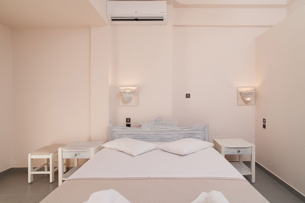

Bari - Santorini-Akrotiri - Amaryllis Hotel