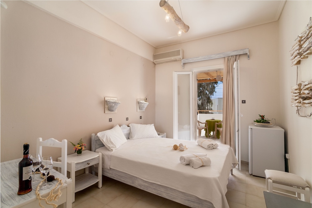 

Brindisi - Santorini-Akrotiri - Amaryllis Hotel