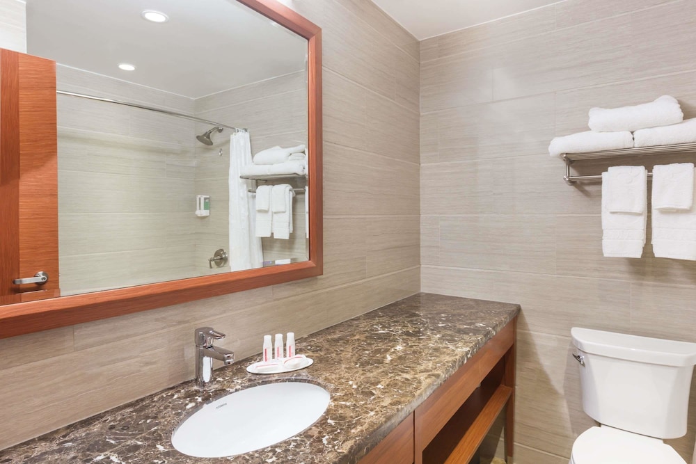

Roma - Queens - Ramada By Wyndham Flushing Queens