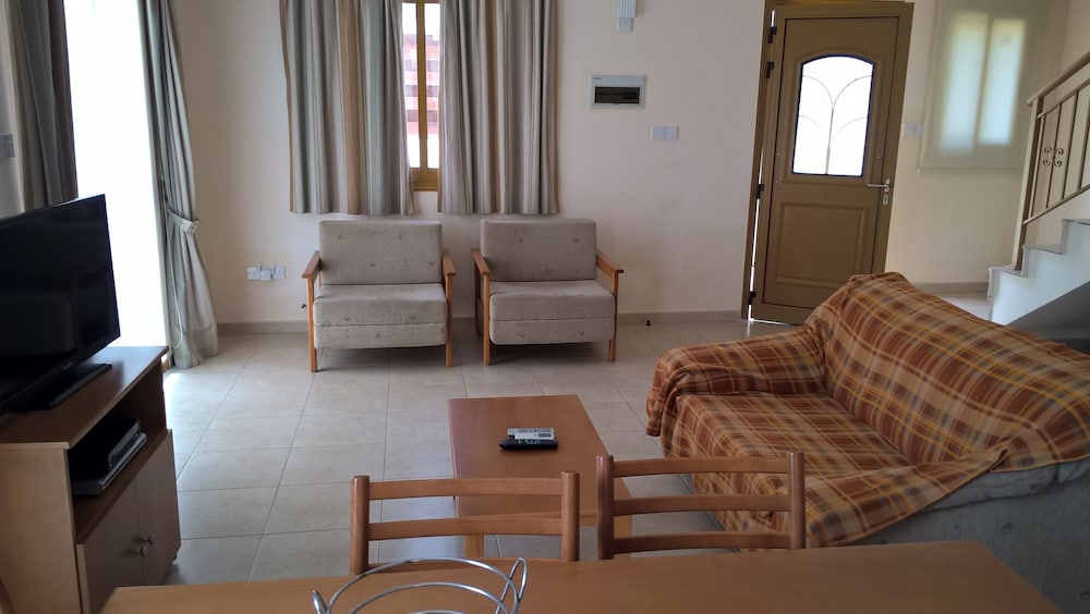

Bologna - Pissouri - Kapsalia Holiday Villas