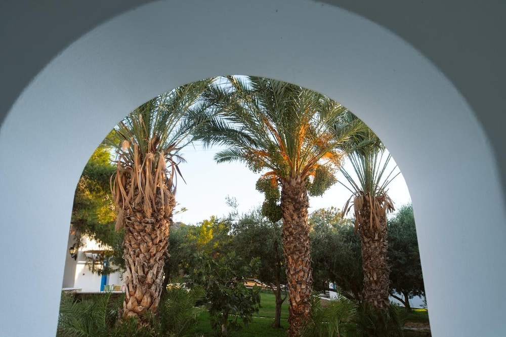 

Milano - Manganari - Far Out Village Hotel
