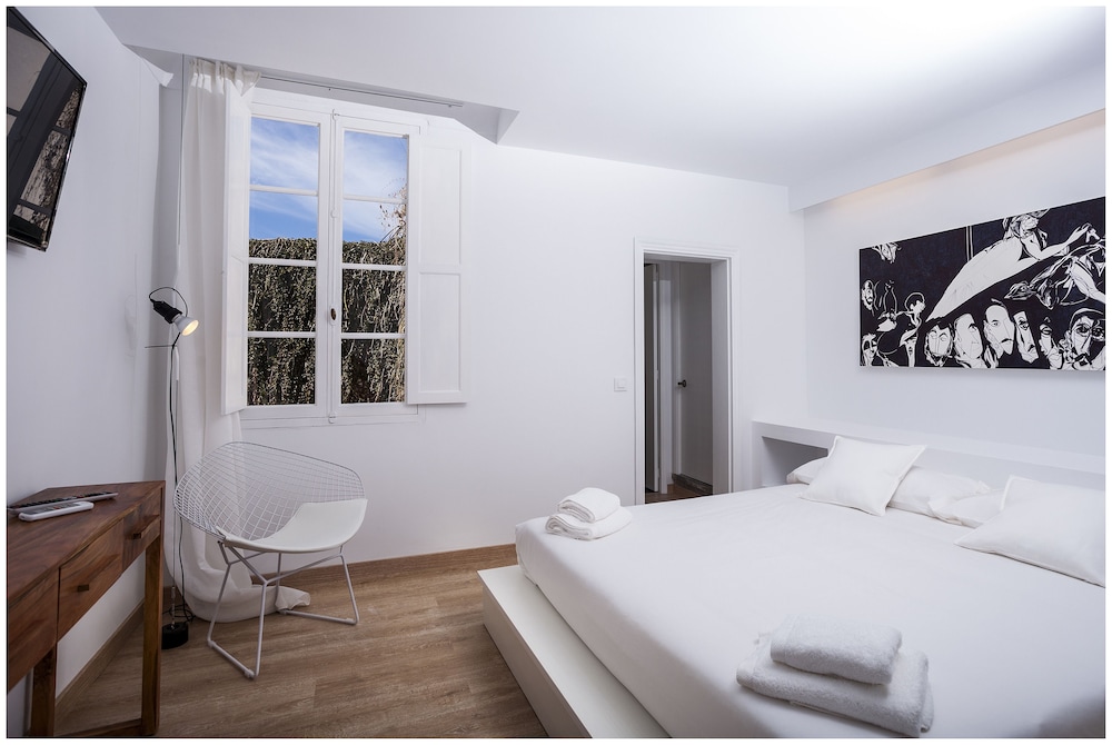 

Napoli - Cala en Blanes - Cheap & Chic Hotel