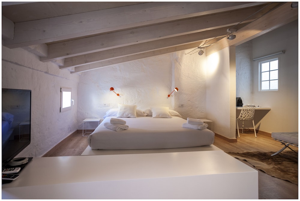 

Napoli - Minorca, Isole Baleari - Cheap & Chic Hotel