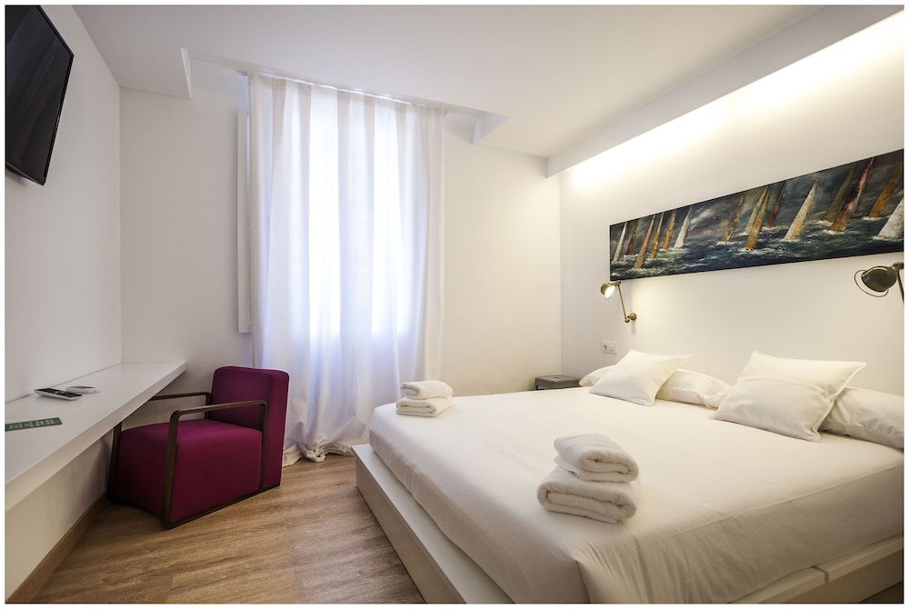 

Napoli - Minorca, Isole Baleari - Cheap & Chic Hotel