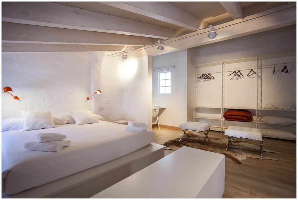 

Milano - Sa Caleta - Cheap & Chic Hotel