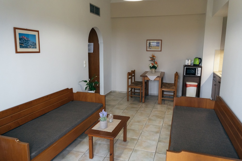 

Bologna - Kokkíni Khánion - Aspri Petra Apartments
