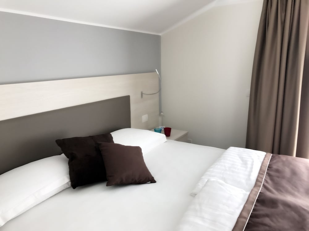 

Brindisi - Sirmione - Hotel Dogana