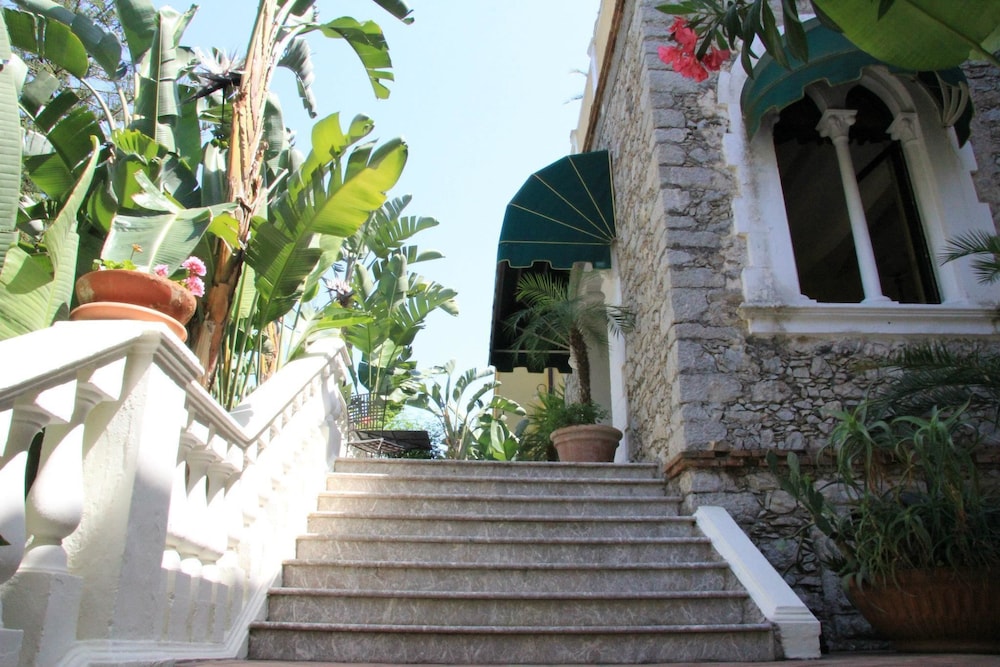 

Genova - Sant'Alessio Siculo - Hotel Baia Delle Sirene