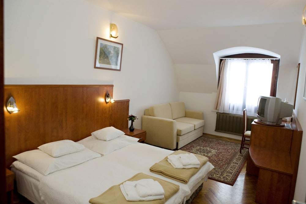 

Pisa - Budaörs - HELIOS Hotel Apartments