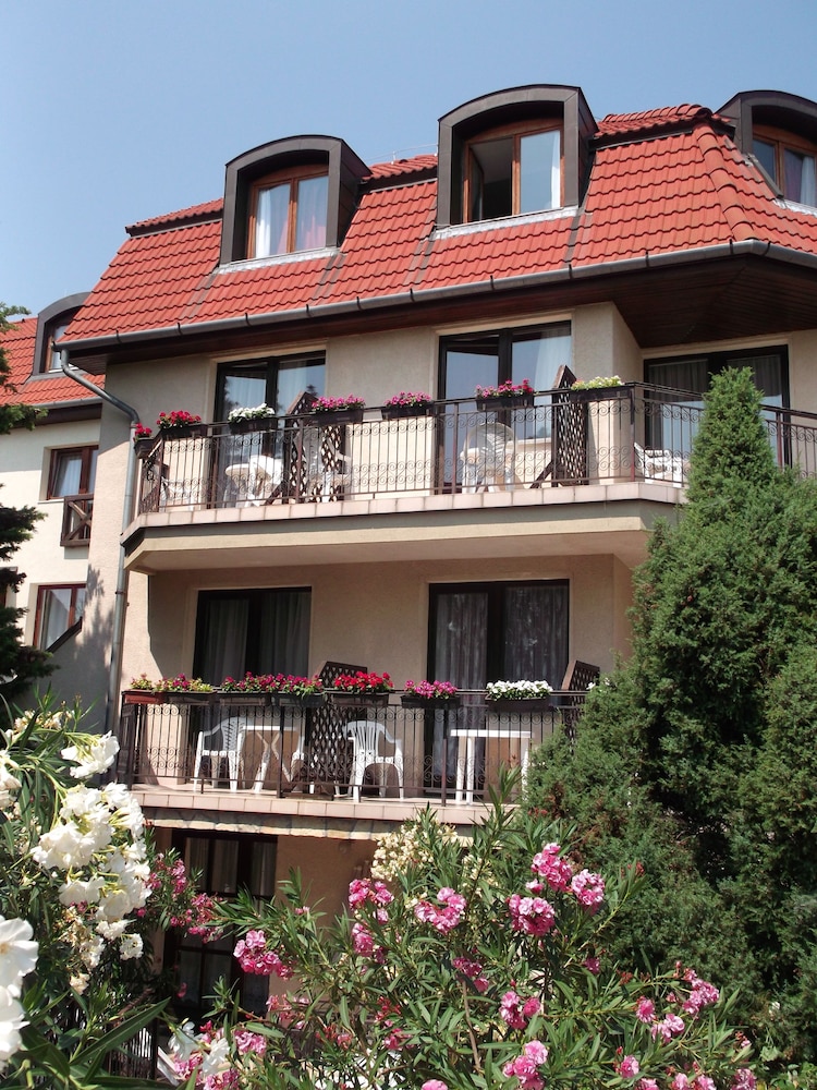 

Lamezia Terme - Budapest - HELIOS Hotel Apartments