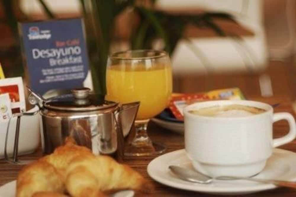 

Palermo - Aeroporto di Barcellona - El Prat de Llobregat - Hotel Travelodge Barcelona Fira