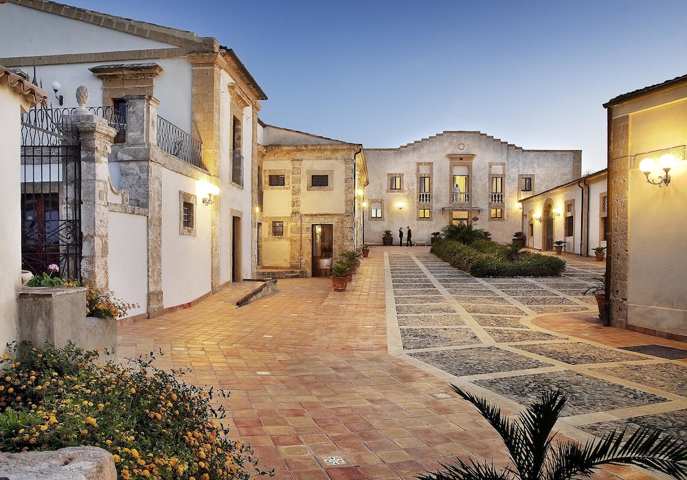 

Milano - Noto Marina - Hotel Villa Favorita