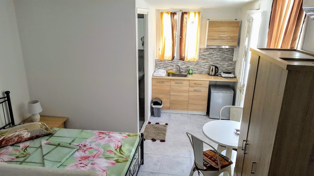 

Lamezia Terme - Santorini-Akrotiri - Pleasure Beachside Studios