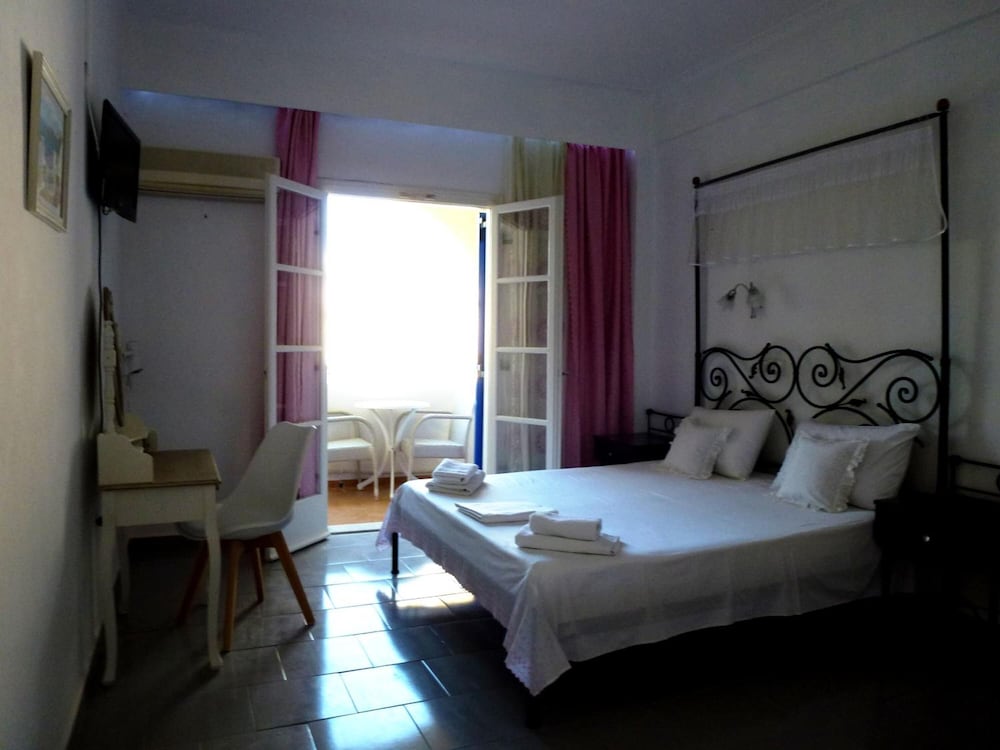 

Milano - Pyrgos, Santorini - Atalos Suites