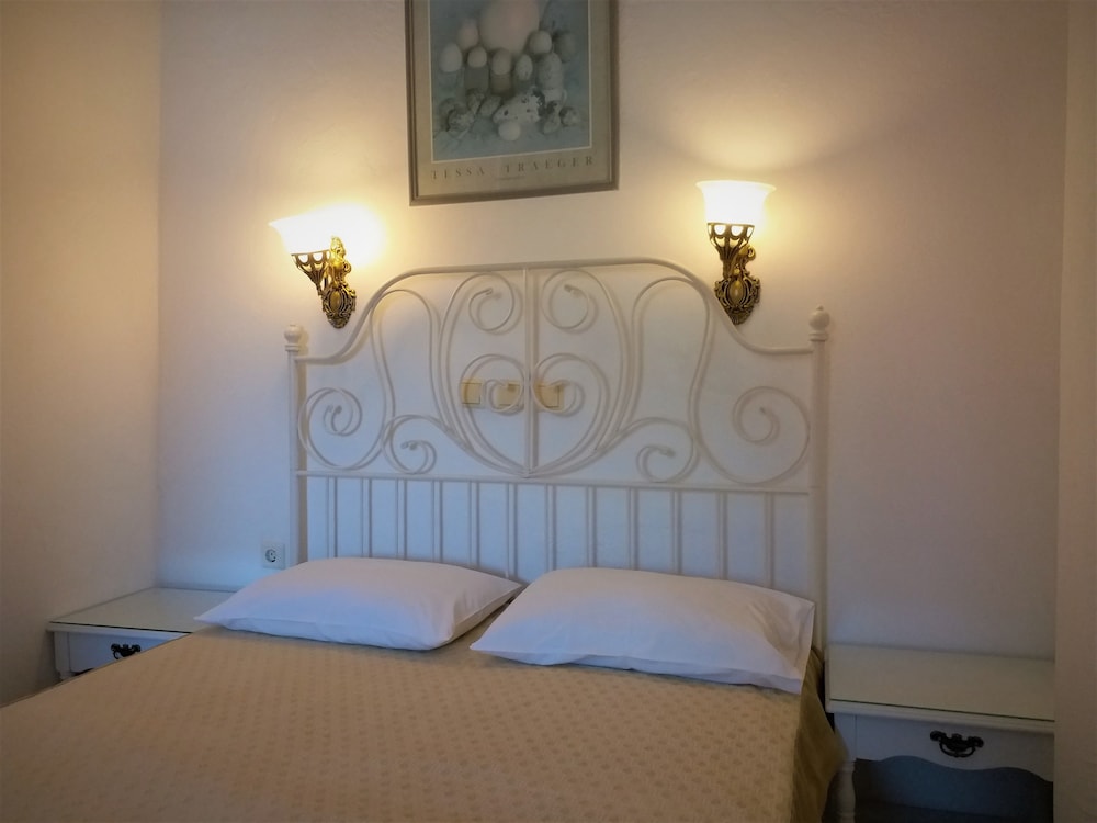 

Napoli - Perivolos - Atalos Suites