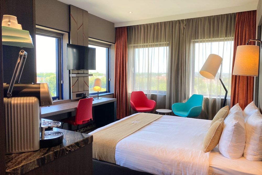

Bari - Schiphol - XO Hotels Couture