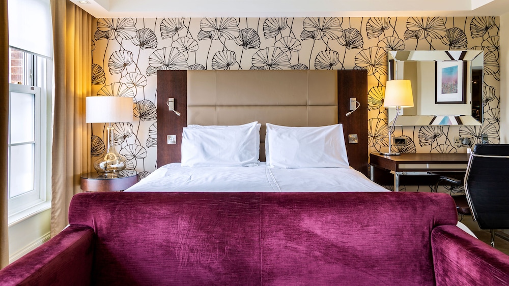 

Bologna - Sunbury - The Lensbury Resort