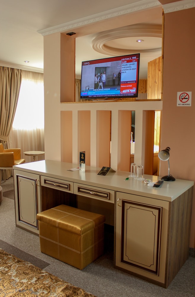 

Brindisi - Tirana - Hotel Deluxe