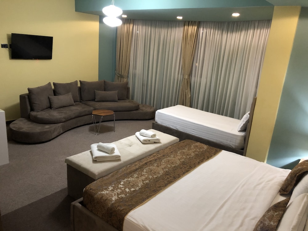 

Milano - Tirana - Hotel Deluxe