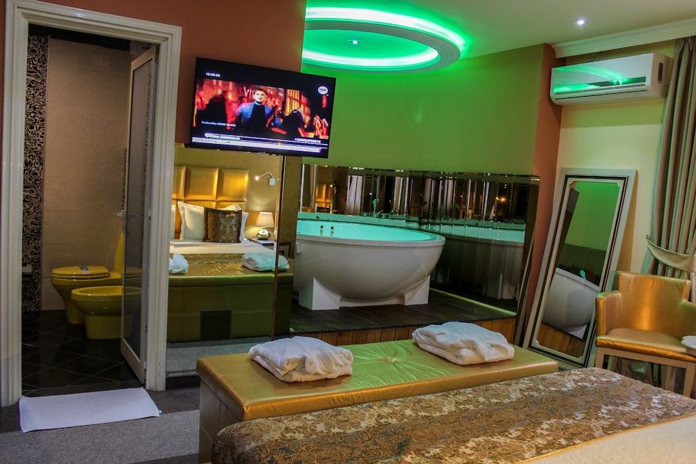 

Ancona - Tirana - Hotel Deluxe