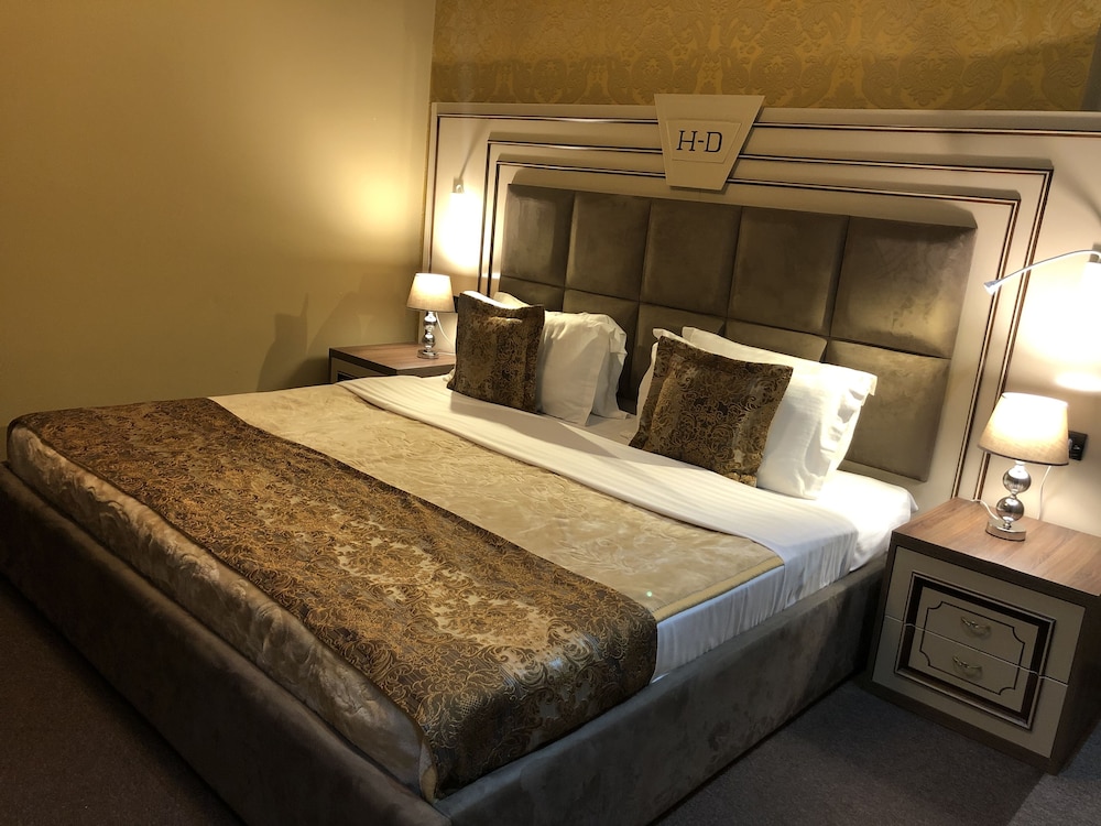 

Torino - Tirana - Hotel Deluxe