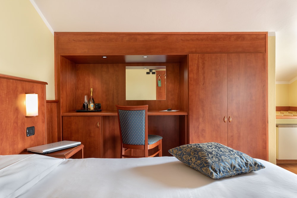 

Palermo - Verona - Hotel Postumia