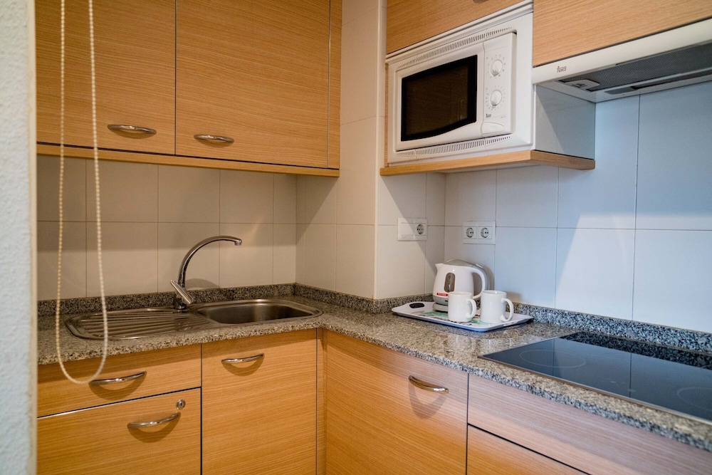 

Napoli - Aeroporto di Madrid - Compostela Suites Apartments