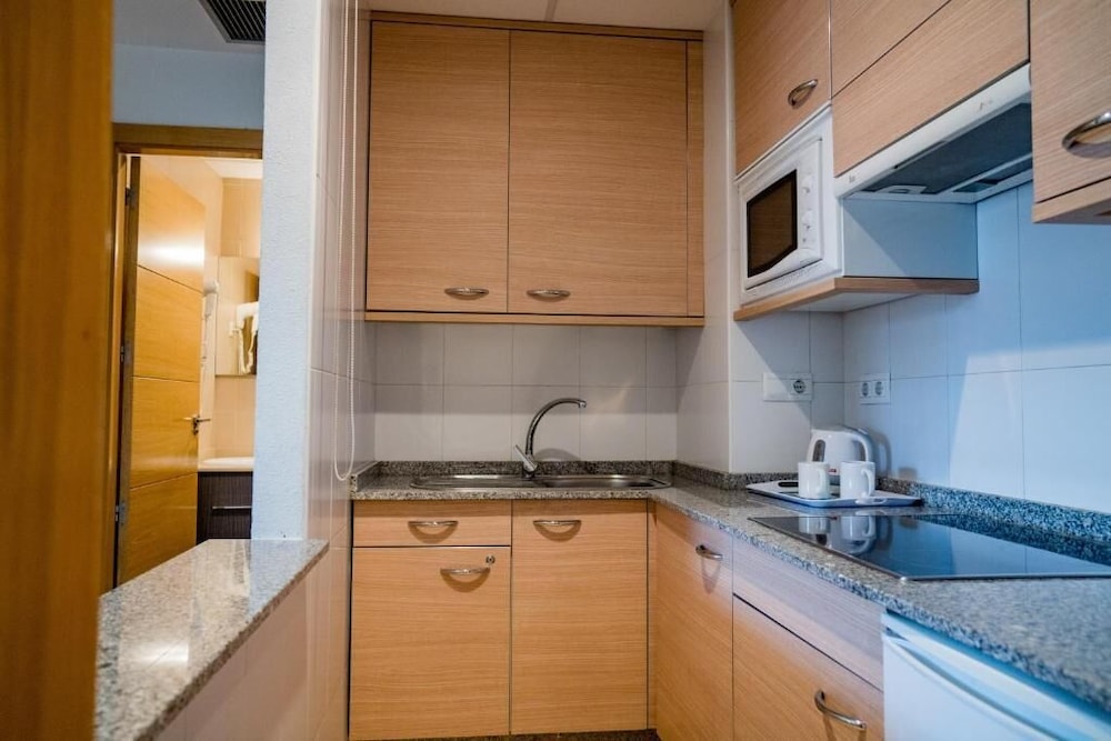

Cagliari - Aeroporto di Madrid - Compostela Suites Apartments