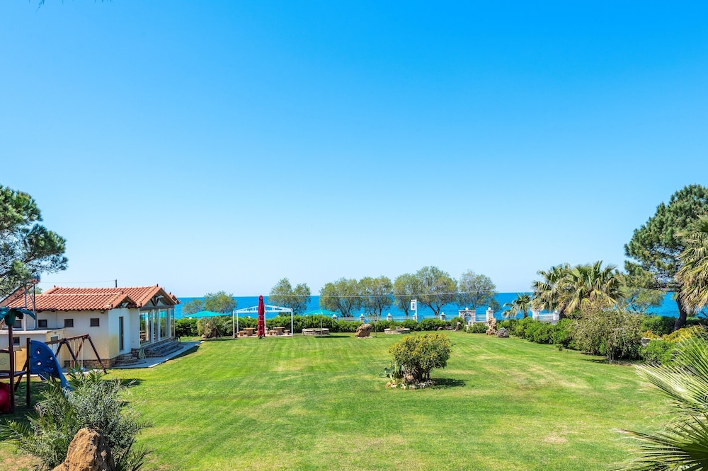 Irida Beach Resort Suites