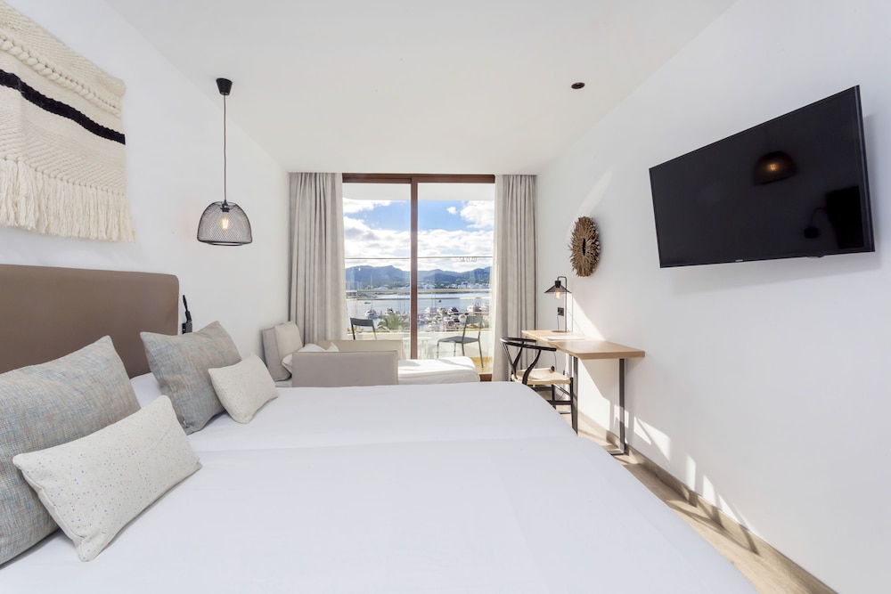 

Bologna - San Antonio de Portmany, Ibiza - Hotel Sa Clau by Mambo